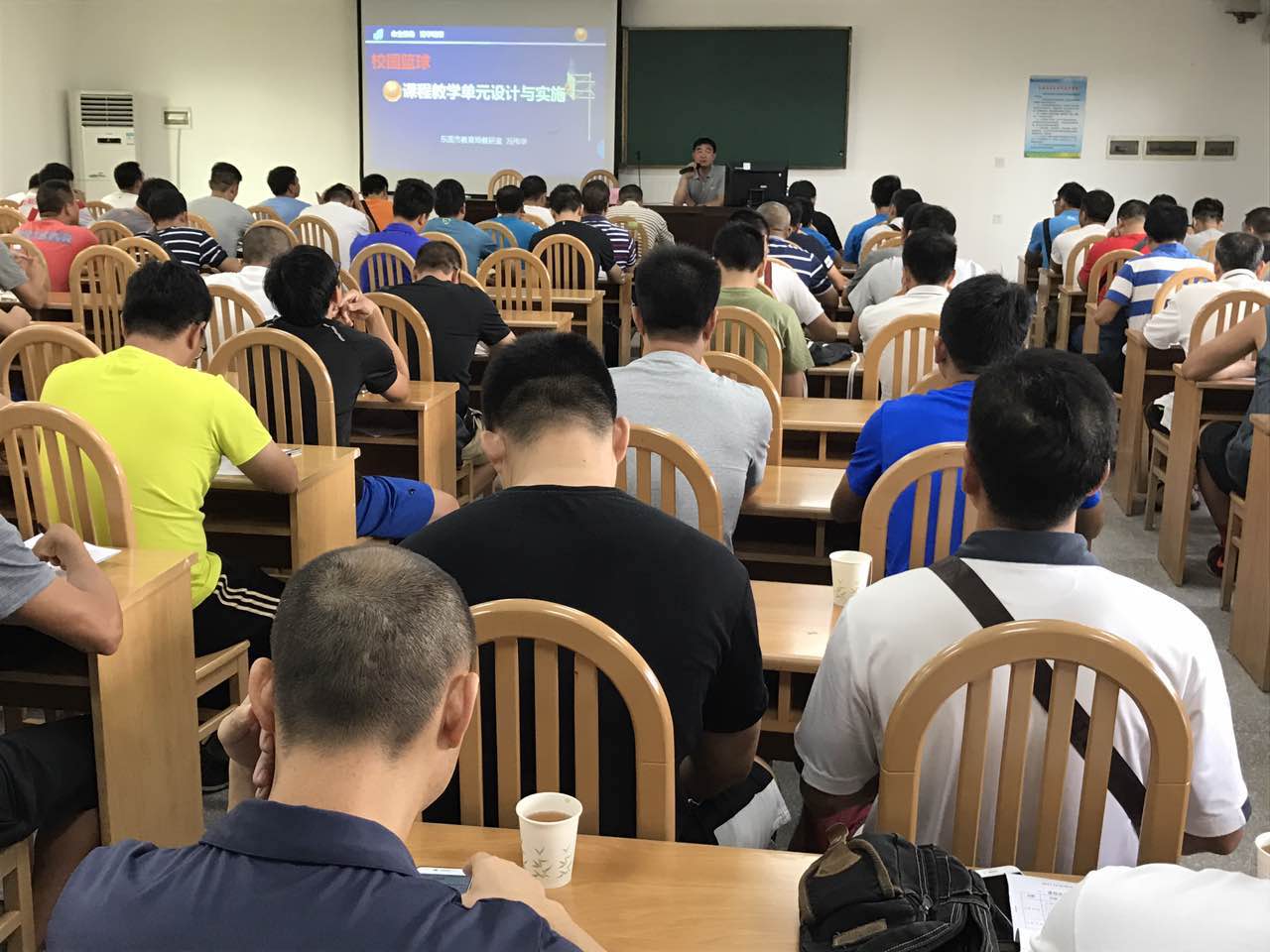 冯伟华老师上课.jpg