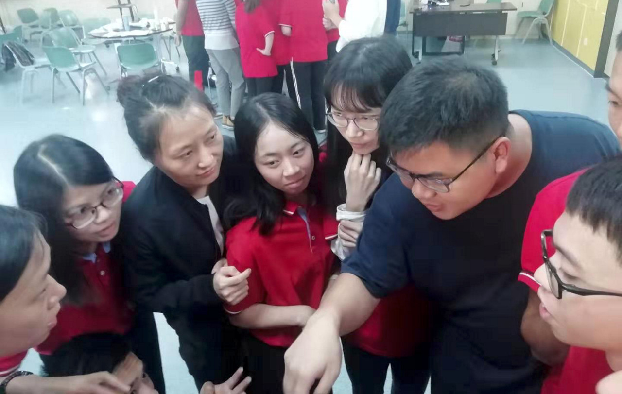 图片7:学校团辅小分队认真讨论.jpg