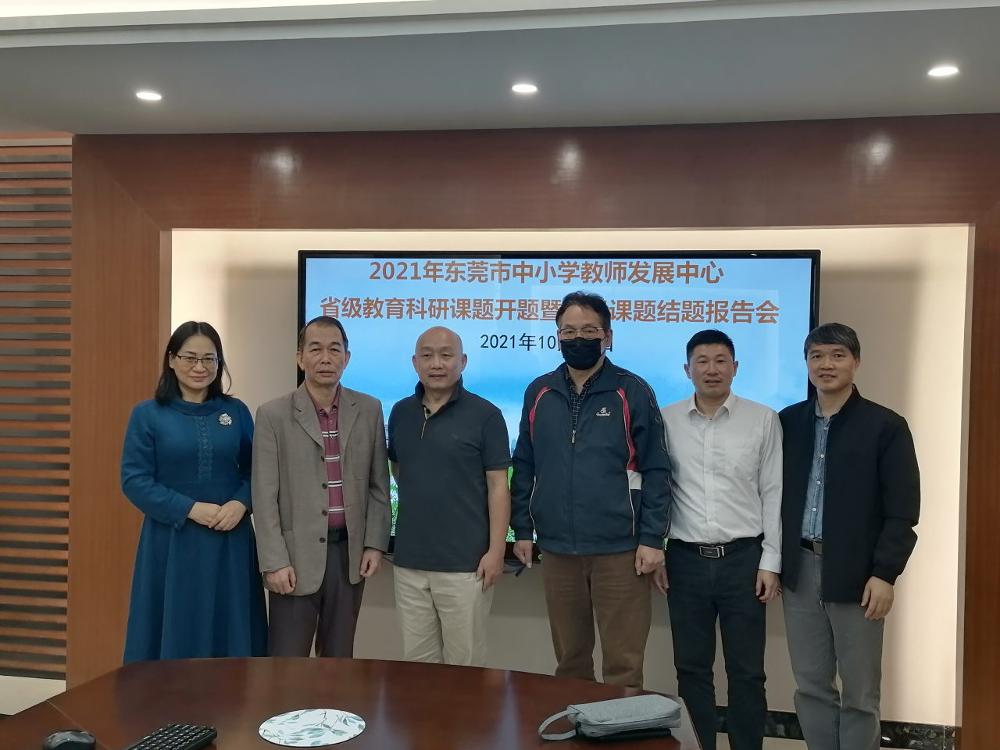 图5:《基于团队互动的初中班主任专业能力提升培训模式研究》课题组与专家合影_v1.jpg