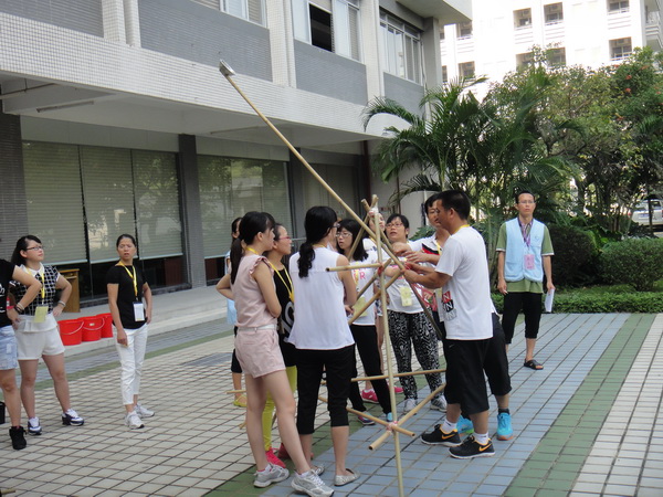 学员在进行罗马炮架活动