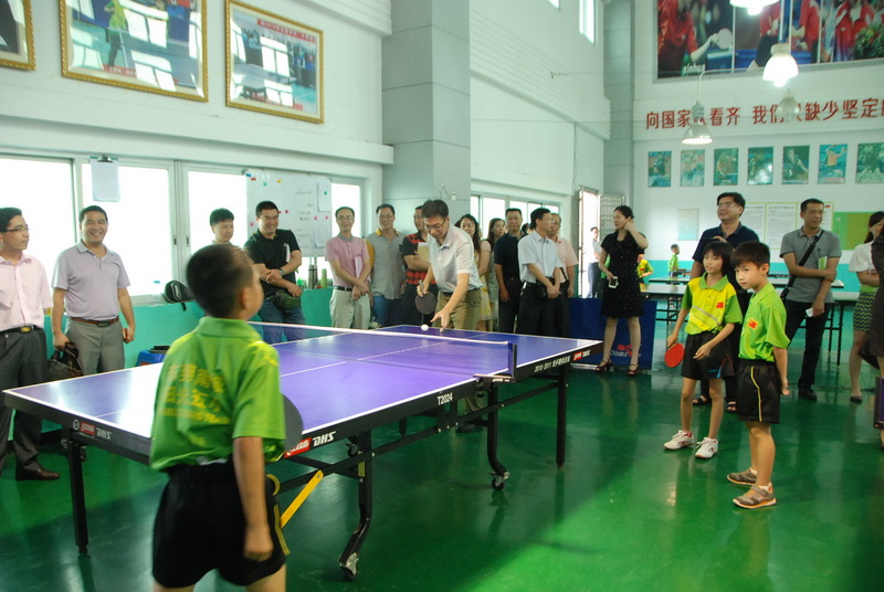 校长们参观五小乒乓球训练并与小将们进行友谊赛