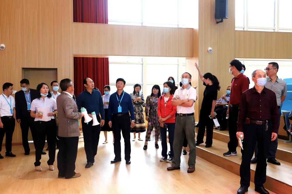 06-王学军督学在介绍学校基础建设督导.jpg