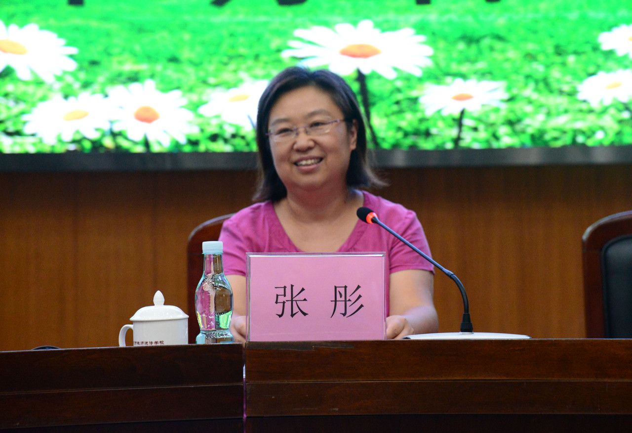 02学前部张彤老师主持.JPG