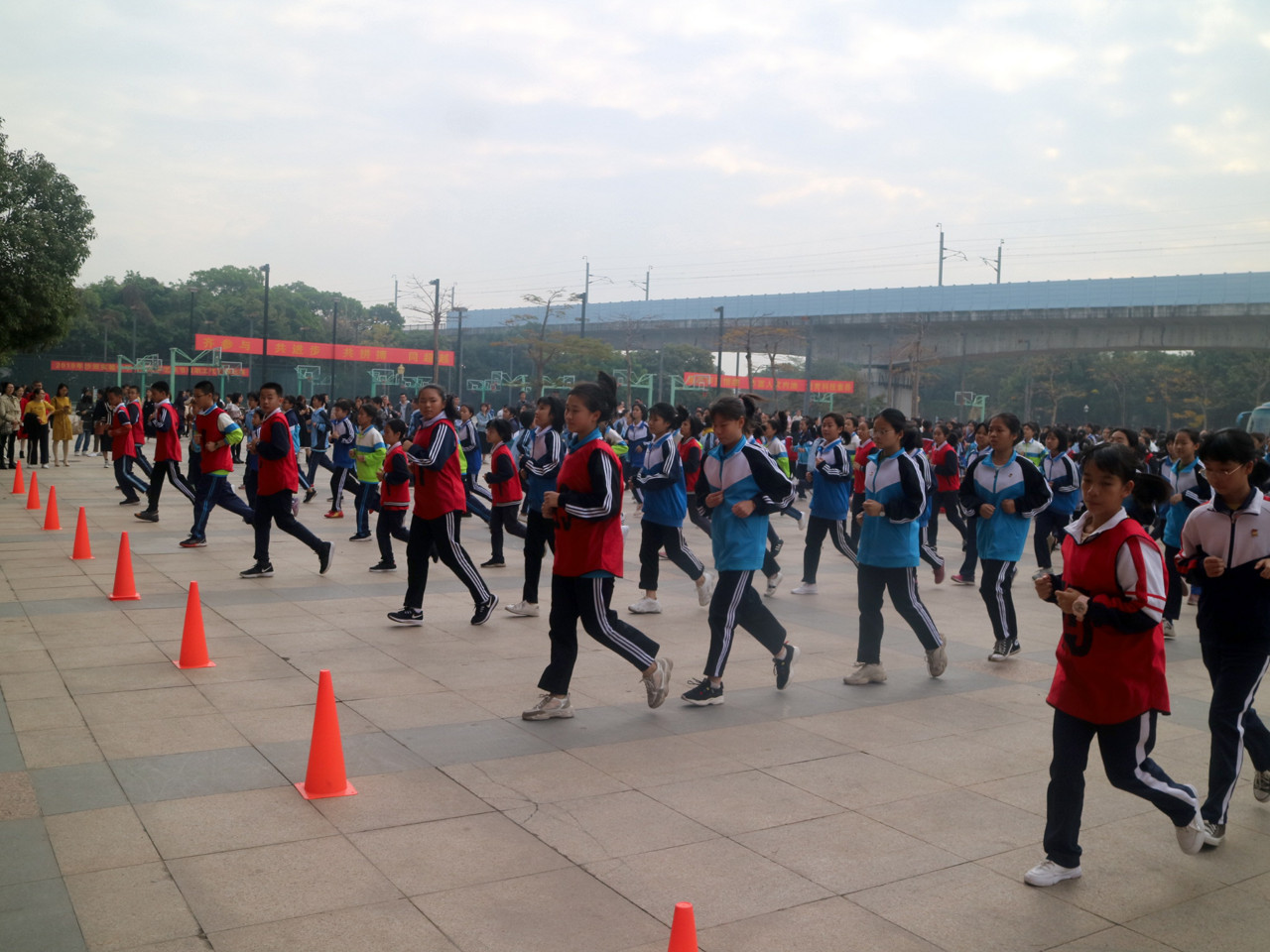 图片9:全校学生跑操展示.jpg