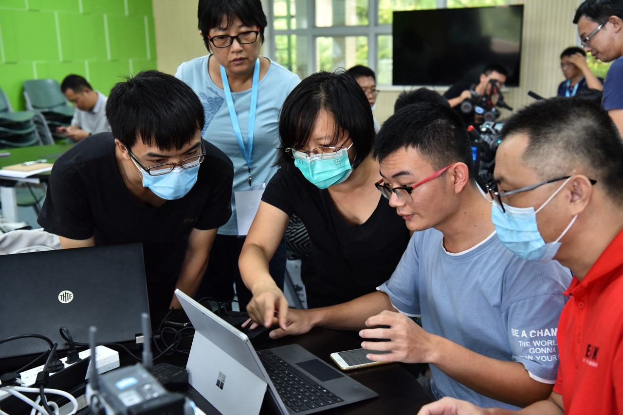 3学员认真研究.jpg
