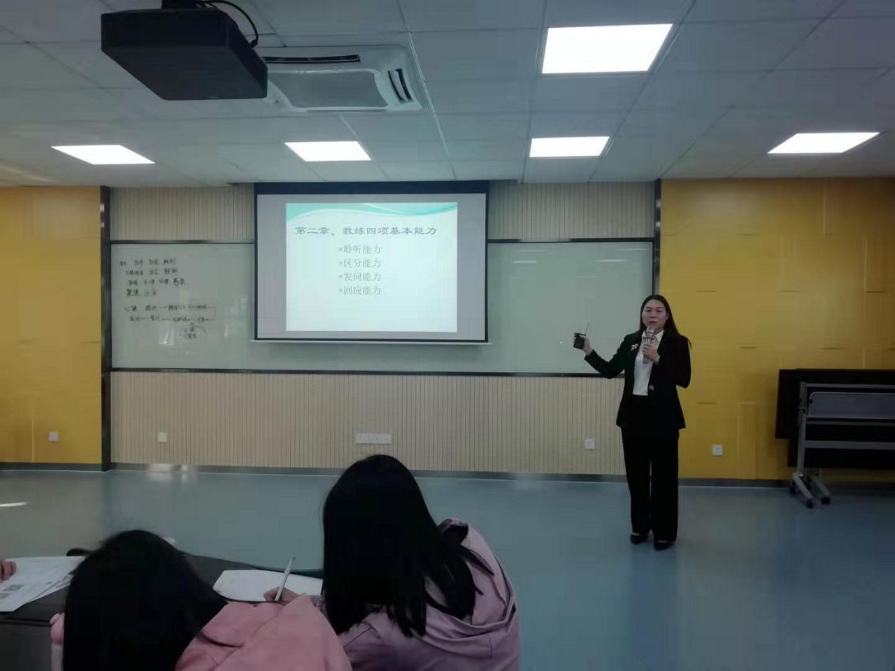图片6: 团辅教练进行讲解.jpg