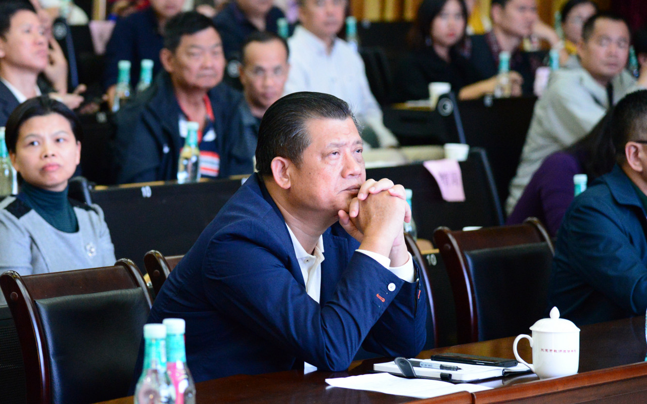 07-黄健勇副局长与督学们一起听讲座.JPG