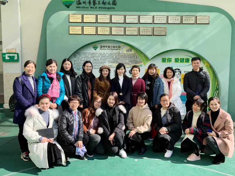 28.陈可可园长与学员合影.jpg