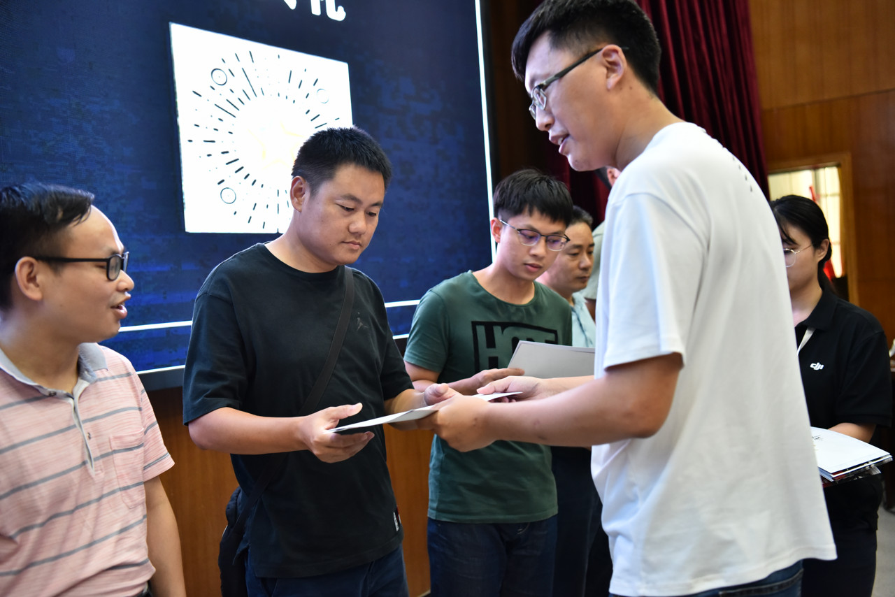 14市教育局信息中心范夫伟老师给学员颁发培训证书.jpg