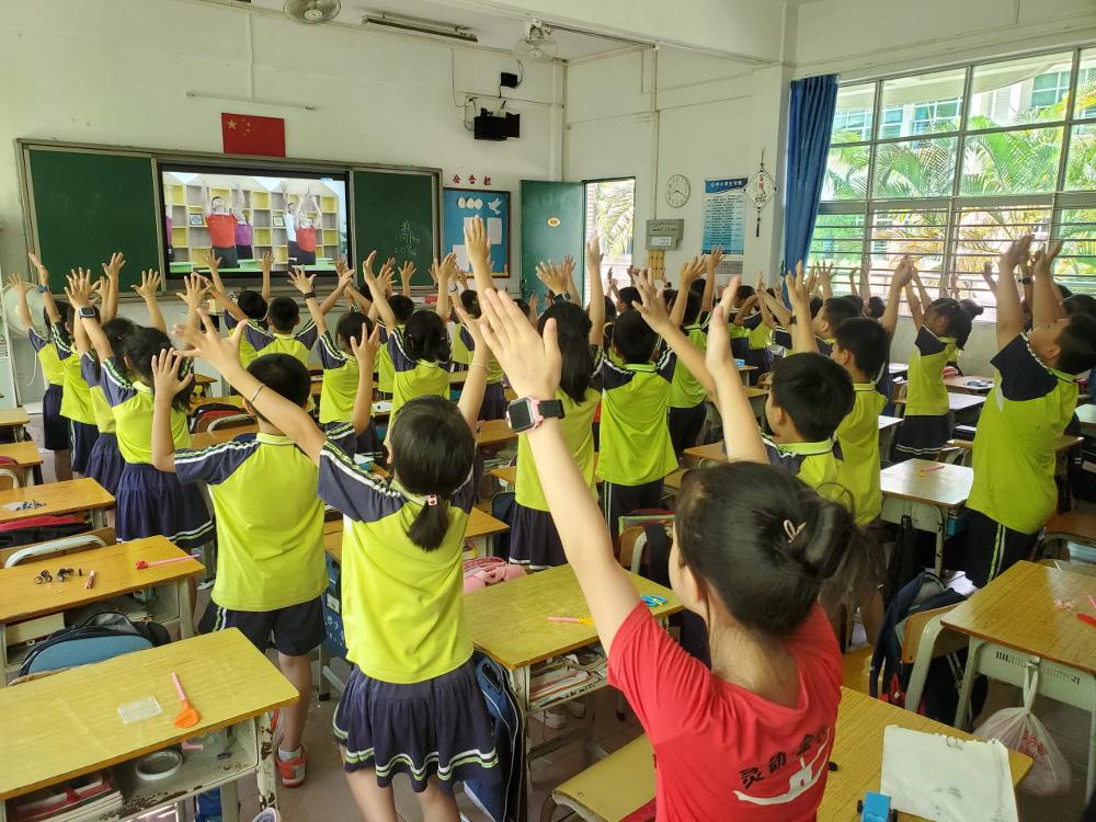 图14:长安镇金沙小学组织学生做操照_v1.jpg