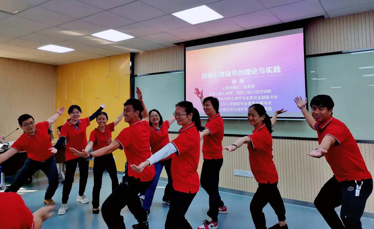 图片9:学校团辅小分队进行团队展示.jpg