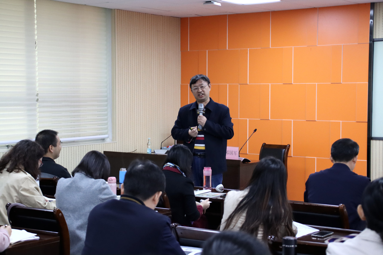 13.邓国军博士讲课诙谐幽默，他的讲座《睿智的父母之爱》笑声不断.JPG