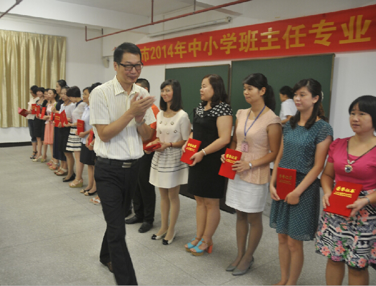 东莞市教师进修学校李兵副校长给获奖选手颁奖.jpg