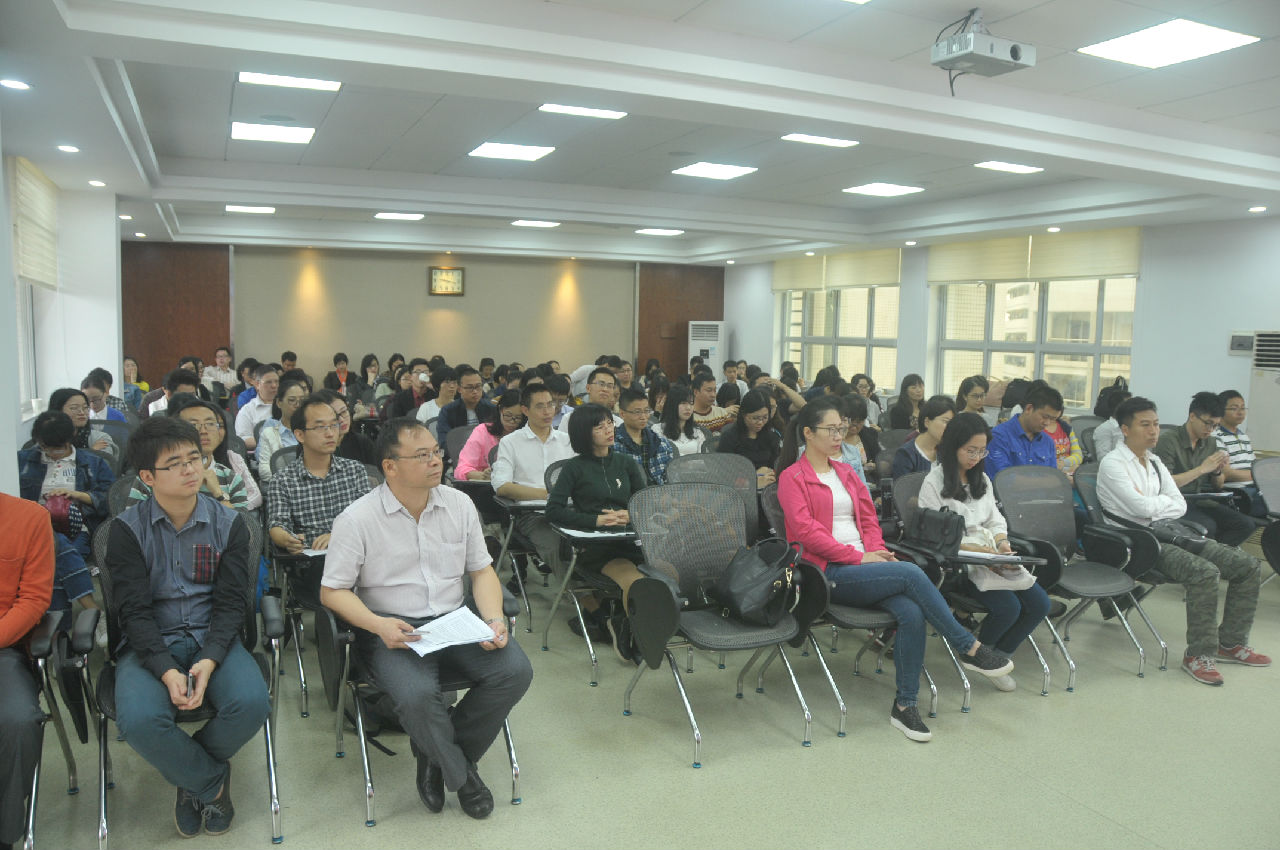中学地理骨干教师培训班学员认真学习.JPG