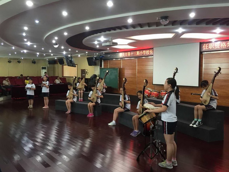校长们在阳光六小哲学弹拨乐曲