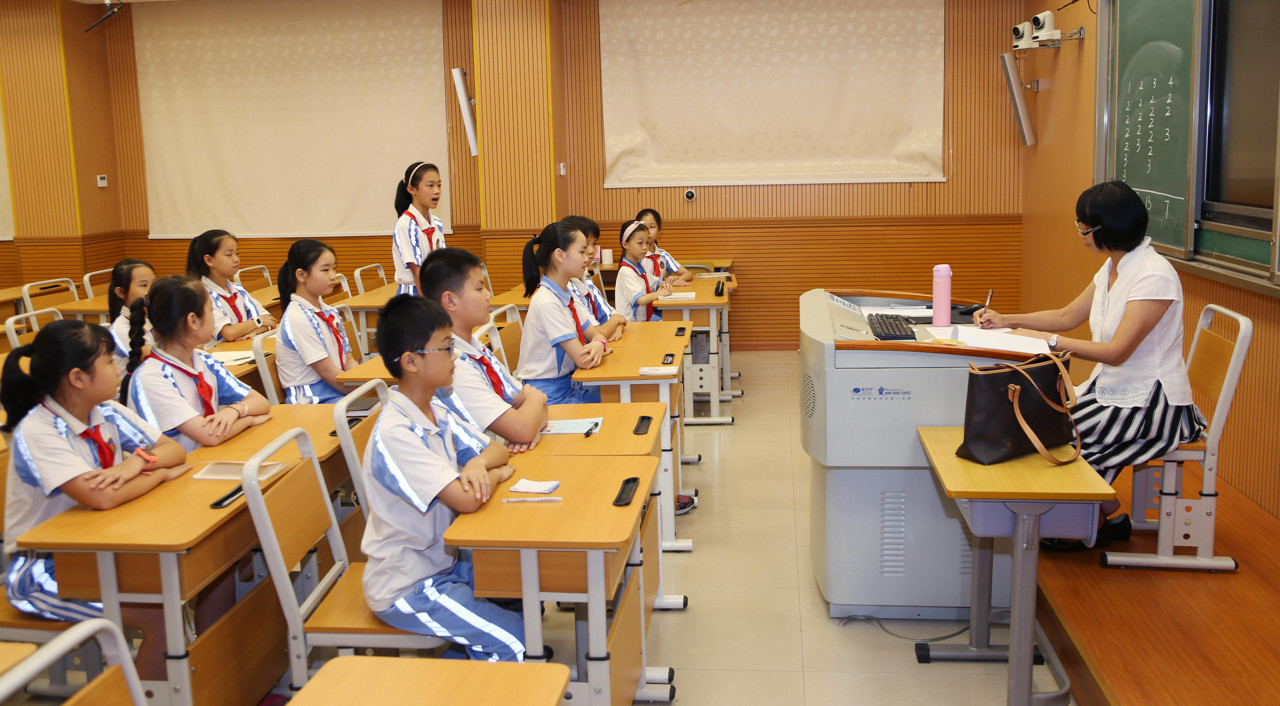 6:专家组与学生进行座谈.jpg