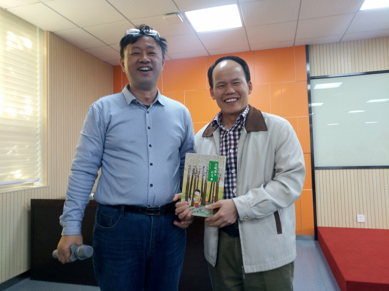 15.本次培训除了给每个学员发了苏霍姆林斯基的《给教师的建议》《睿智的父母之爱》等教育经典名著，邓国军博士还带来了儿子著述的成长作文集奖励学员。.jpg