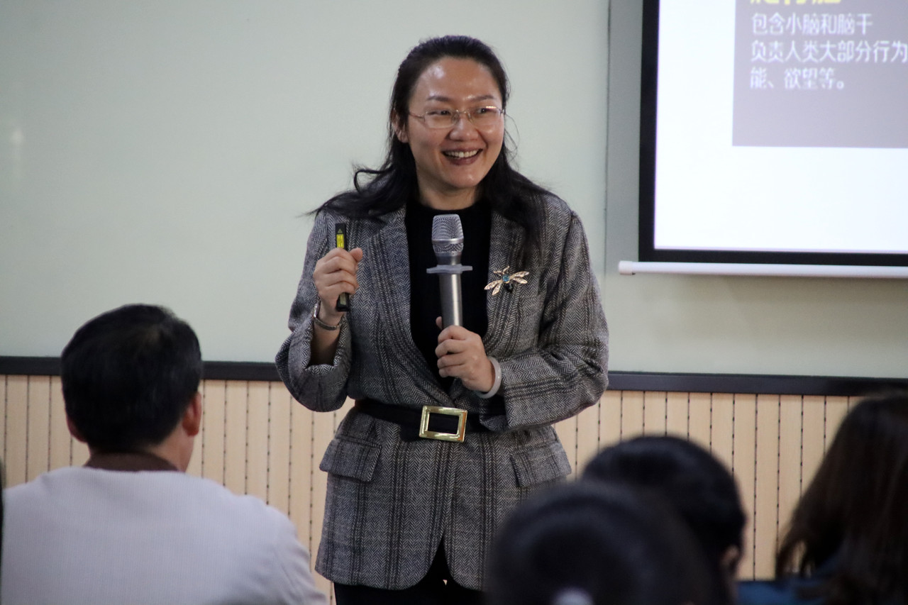 12.广东省名班主任李丹老师给老师们带来了《成就孩子，成就自己——教练型父母养成之道》的讲座.JPG
