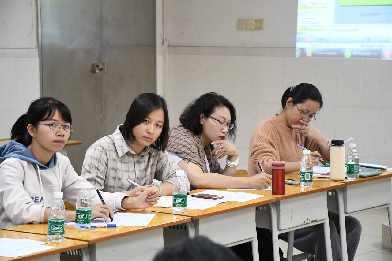 8.学员认真听讲.JPG