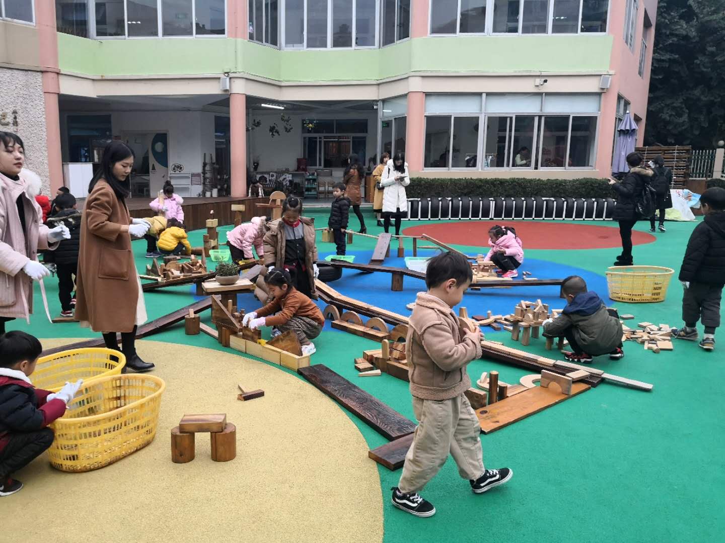 16.观看温大附属宏德幼儿园游戏现场.jpg