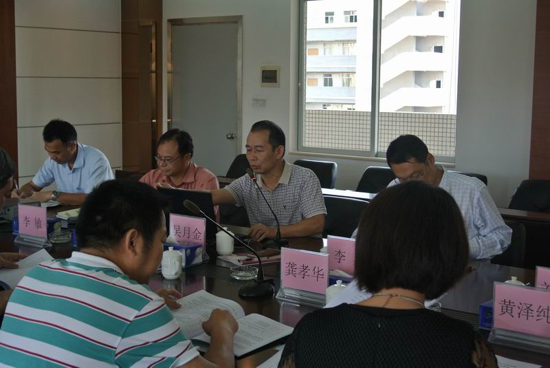 调整大小 吴月金副校长代表学校作自评报告.JPG