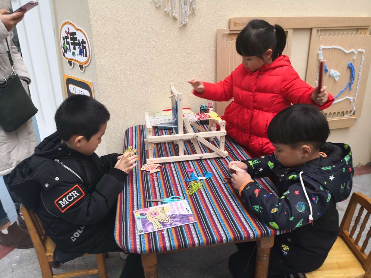 15.观看温大附属宏德幼儿园孩子在区域中的操作.jpg