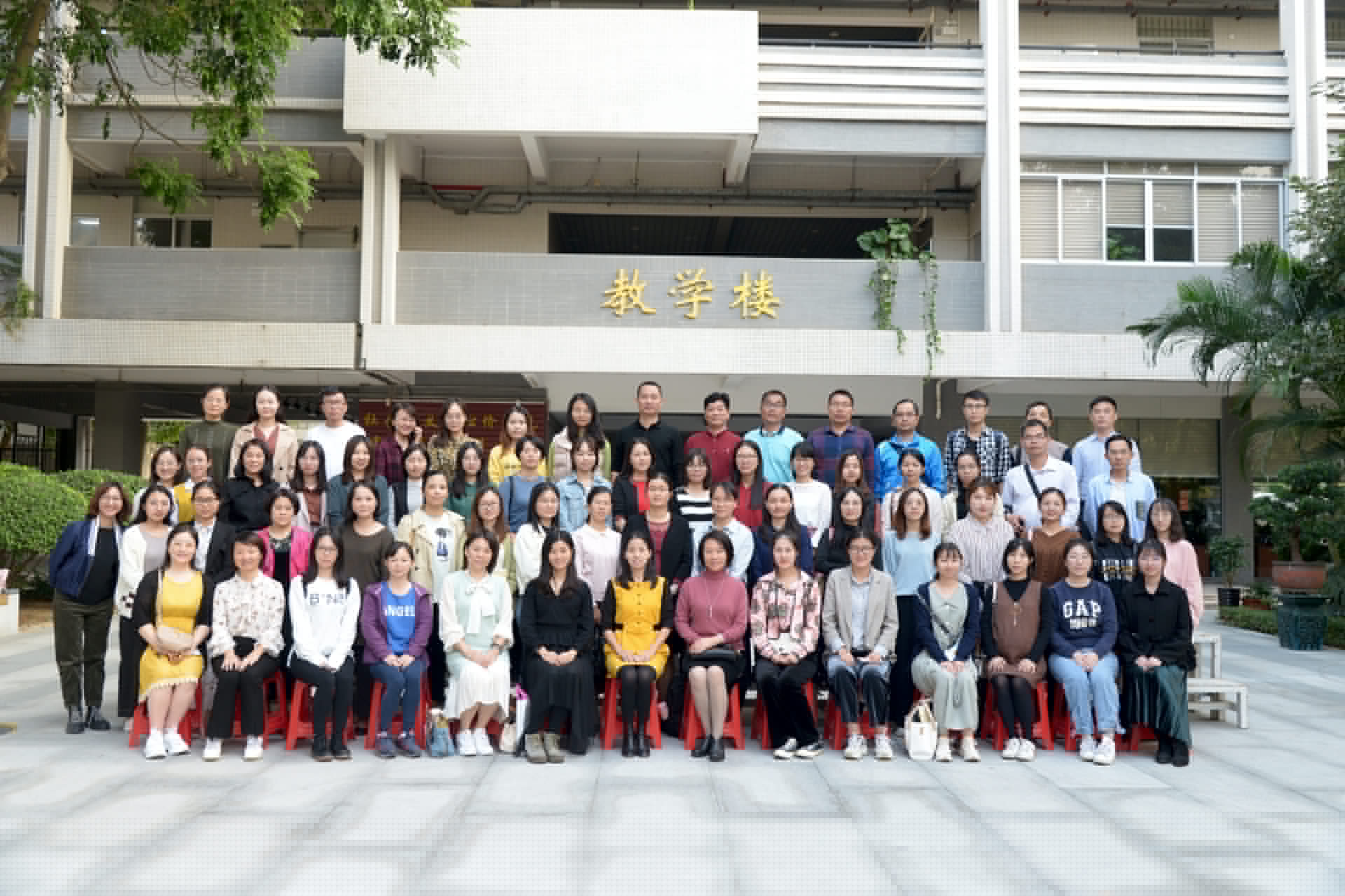 图6:“心理咨询在校园心理危机干预中的运用”培训班合影.jpg