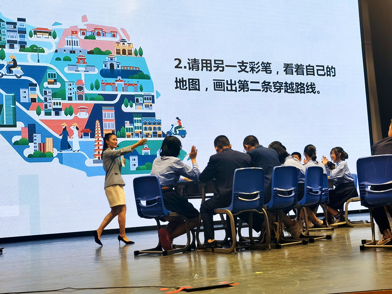 图4 高中组一等奖选手李莹莹在心理健康教育课堂展示.jpg