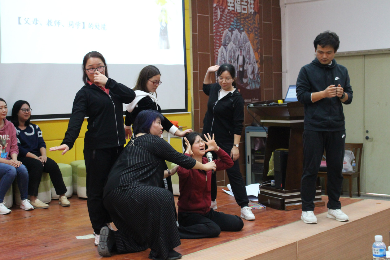 图片11:学生通过肢体呈现故事情景.jpg