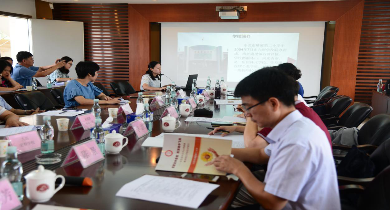 1:受检学校进行自评汇报告.jpg