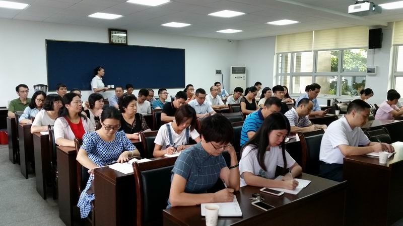 调整大小 全体教职员工认真学习.jpg
