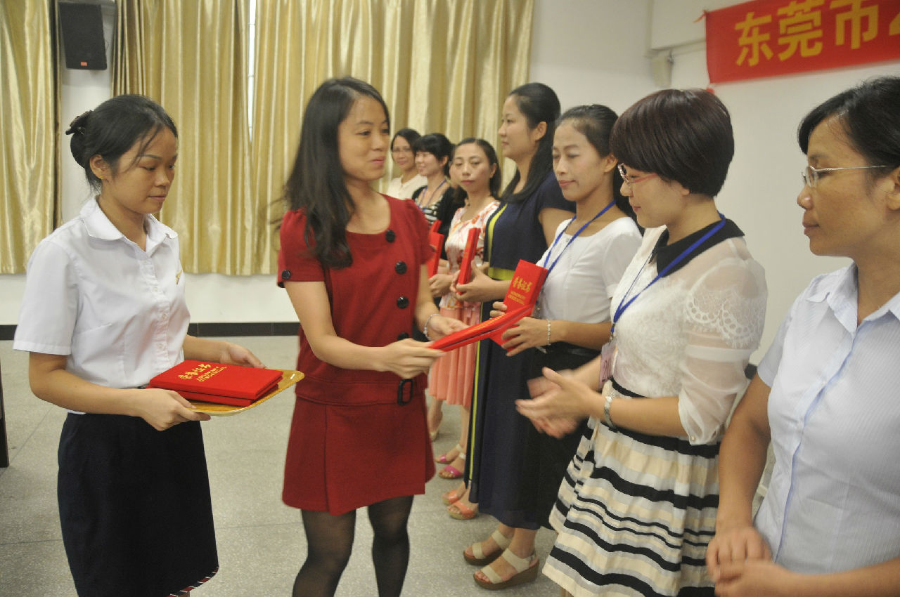 教师继续教育指导中心李敏副主任给获奖选手颁奖_眸目压缩.jpg