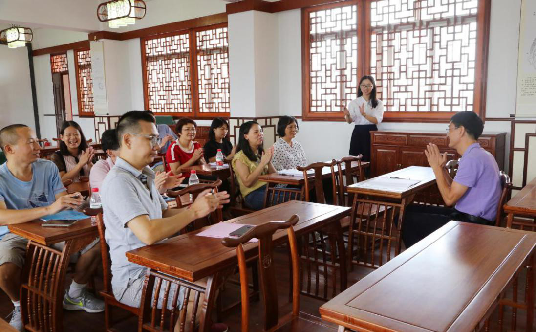 7:专家组与教师进行座谈.jpg