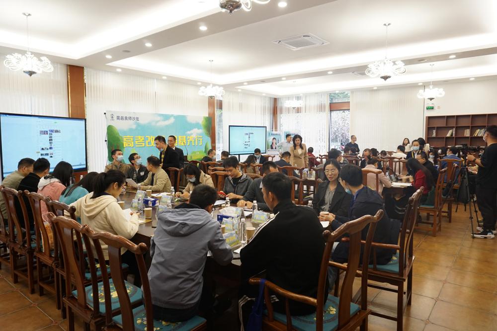 图5:沙龙进行时,老师们在热烈讨论中.JPG