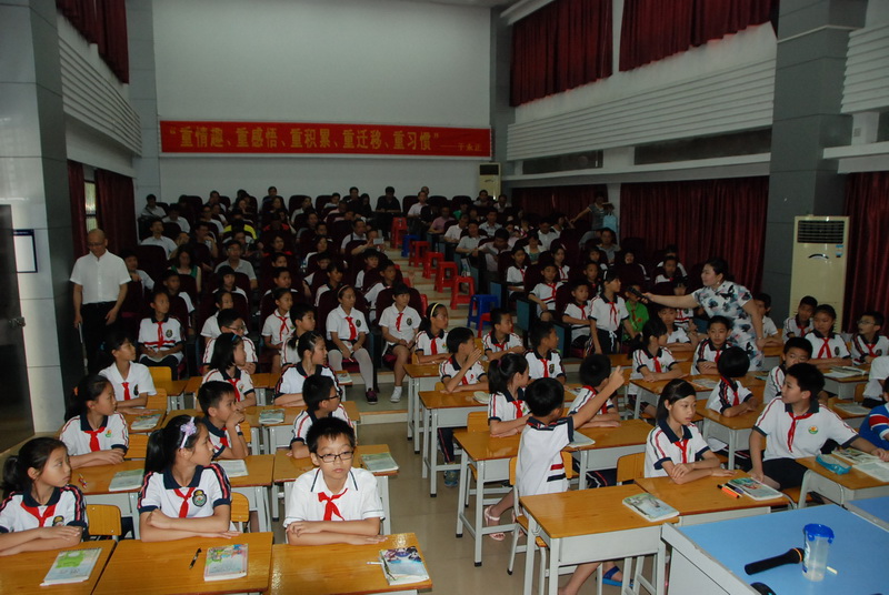 校长们在阳光五小观摩语文课《刷子李》