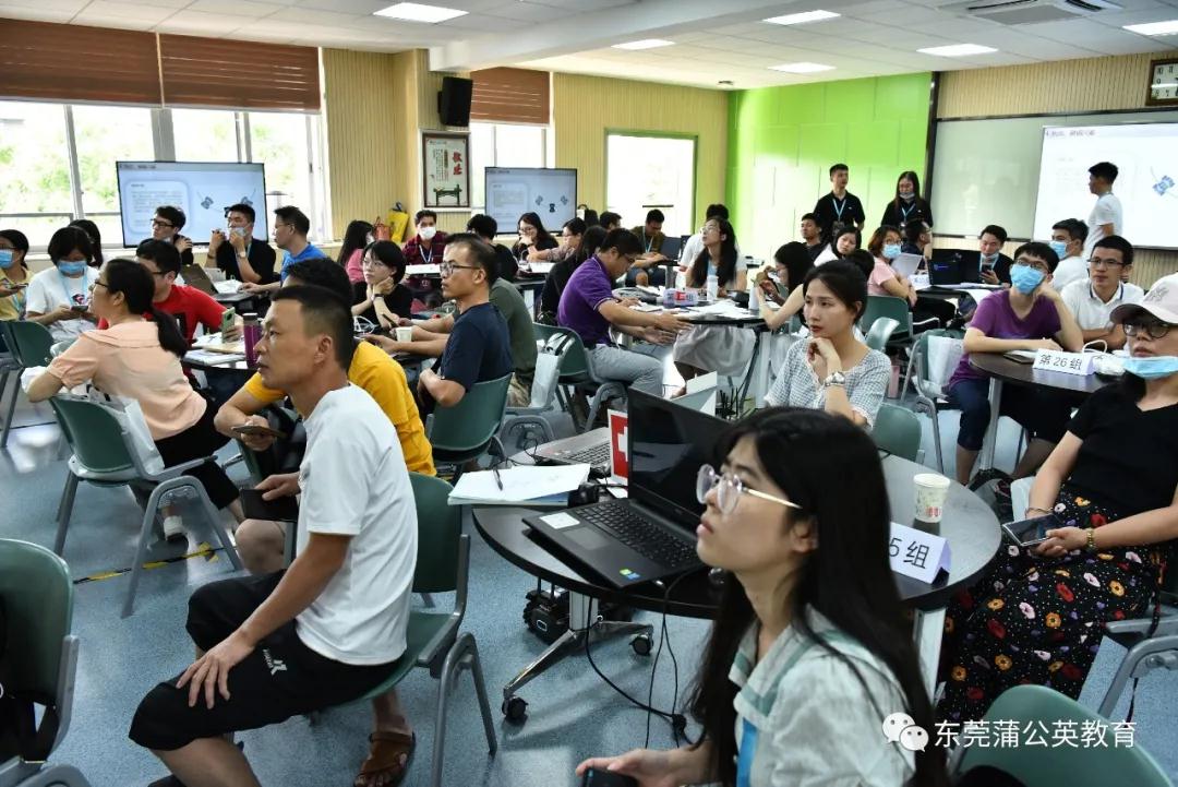 7学员们认真听课.jpg