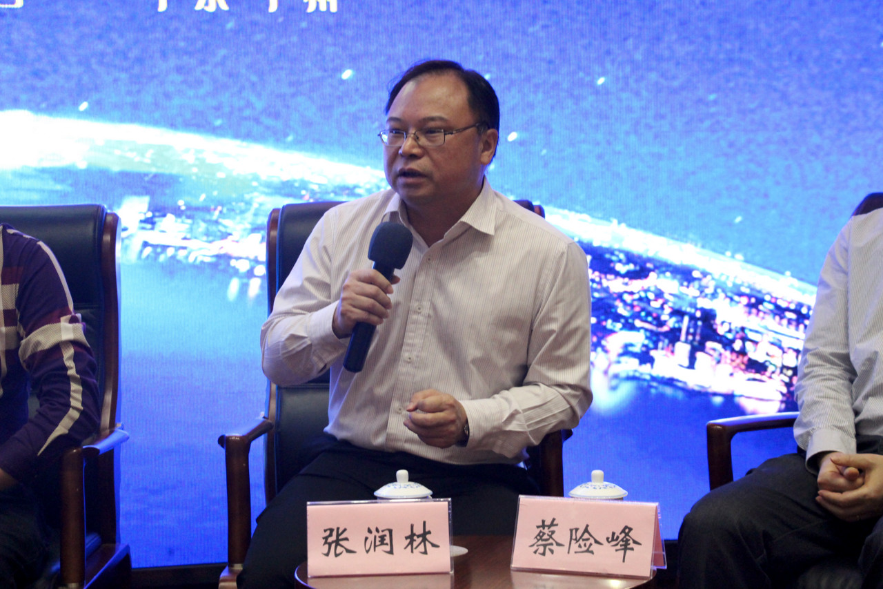 2.张主任参加圆桌讨论.JPG