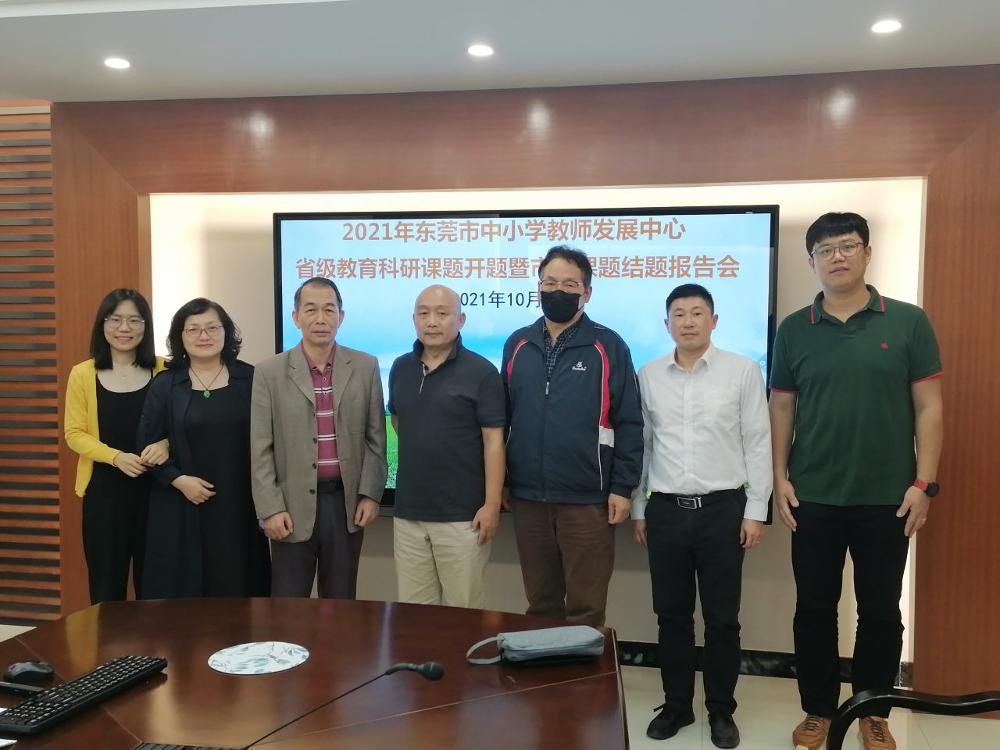 图7:《中小学心理微主题班会课程资源的开发研究》课题组与专家合影1_v1.jpg
